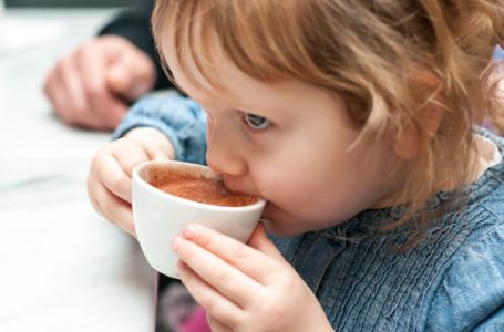 Jangan Sebarangan Bagi Anak-Anak Kecil Anda Minum Kopi & Teh