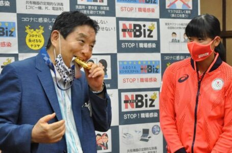 Ahli Politik Jepun Gigit Pingat Emas Atlet Olimpik Jepun Sampai Kemek
